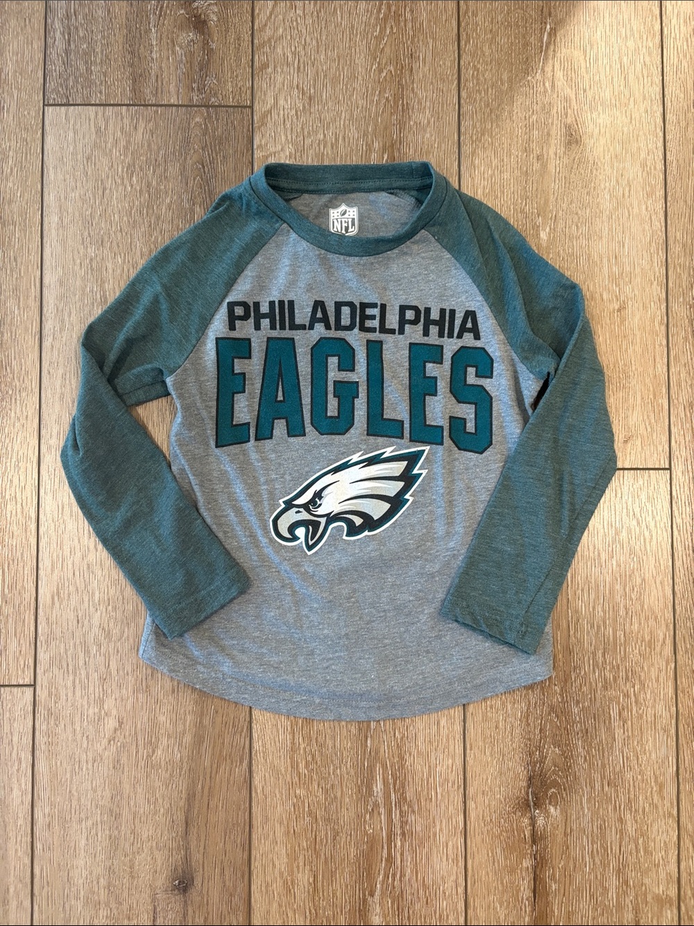 Philadelphia Eagles size xs/5 Boys tee